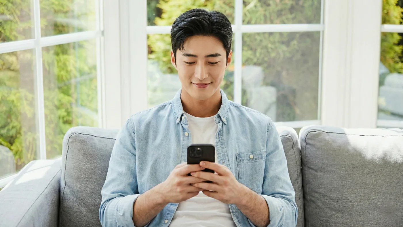 다날 소액결제 현금화 월 한도를 휴대폰으로 확인하는 모습
